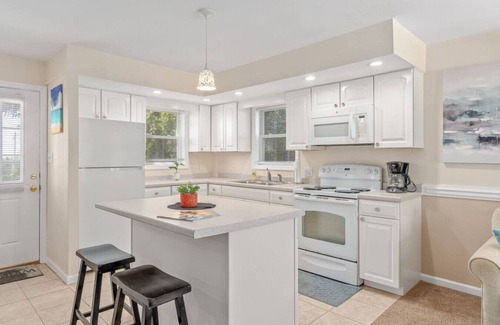 Emerald Isle Condo | Waterfront Condo with Views & Dock – Short Walk to Emerald Isle Beach