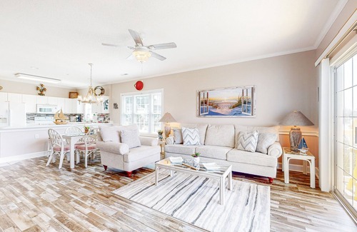Myrtle Beach Condo | Waterfront condo with pool & private balcony - Golf nearby!