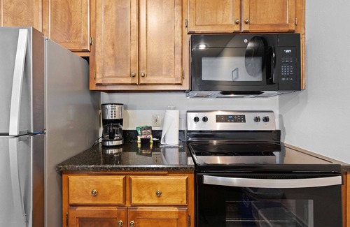 Sturgeon Bay Condo | Waterfront Condo with Jetted Tub and Pool Access