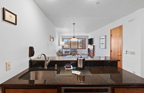 Sturgeon Bay Condo | Waterfront Condo with Jetted Tub and Pool Access