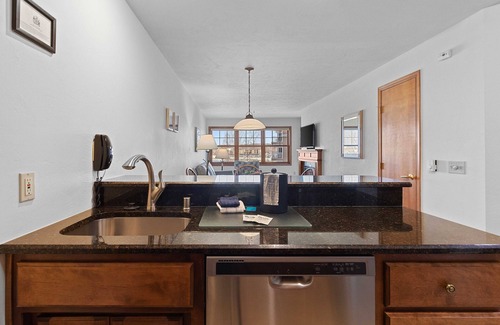 Sturgeon Bay Condo | Waterfront Condo with Jetted Tub and Pool Access