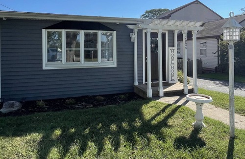 Fort Howard Cottage | Waterfront cottage on the Chesapeake Bay located 5 minutes from two state parks.