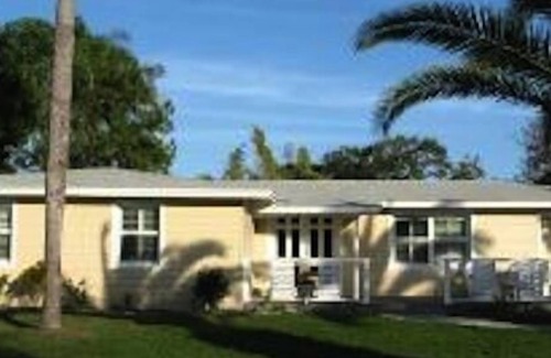 Tampa House | Waterfront Cottage on Rocky Creek