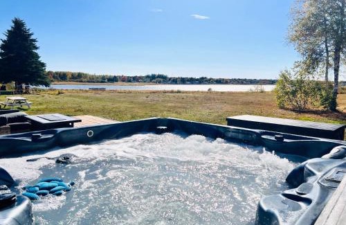 Pointe-du-Chene Ski Chalet | Waterfront Cottage 'The Dream' with Private Hot Tub