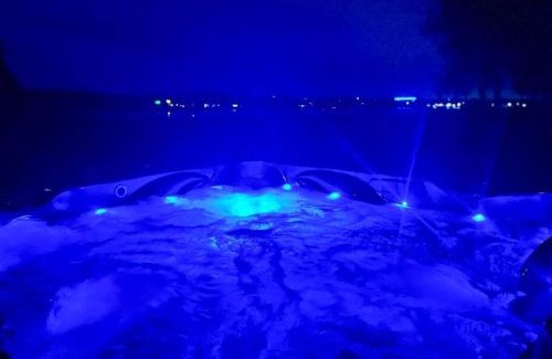 Pointe-du-Chene Ski Chalet | Waterfront Cottage 'The Dream' with Private Hot Tub