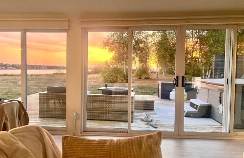 Pointe-du-Chene Ski Chalet | Waterfront Cottage 'The Dream' with Private Hot Tub