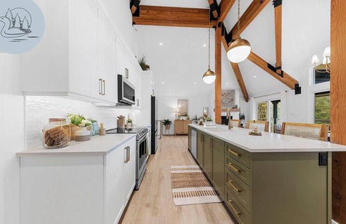 Lake of Bays Cottage | Waterfront Cottage, Water Trampoline, EV Charger, Fireplace, Dbl Kayak, Pet OK