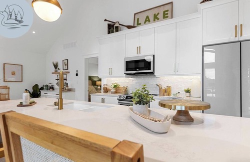 Lake of Bays Cottage | Waterfront Cottage, Water Trampoline, EV Charger, Fireplace, Dbl Kayak, Pet OK