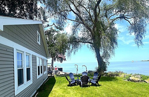 Huron House | Waterfront Cottage with Beach-walk to everything!