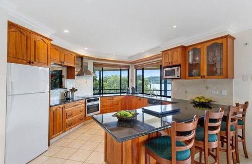 Brisbane Waterfront House | Waterfront, Deep Water Pontoon, views to Straddie