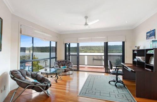 Brisbane Waterfront House | Waterfront, Deep Water Pontoon, views to Straddie