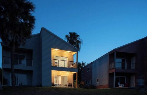 Brownsville House | Waterfront Escape in Brownsville