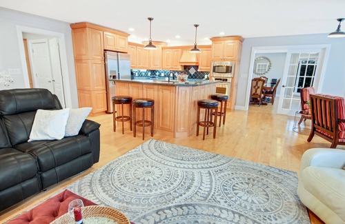 Wiarton Villa | WATERFRONT executive home hot tub, firepit, kayaks, canoe,