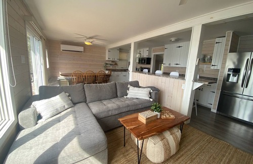 Selwyn Cottage | Waterfront Family Friendly Escape on Chemong Lake w/WIFI & A/C