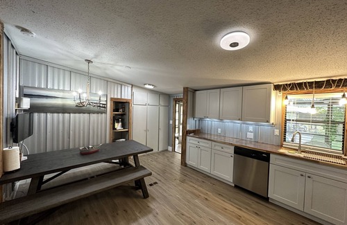 Satsuma Cabin | Waterfront Fishing Retreat. Near Dunns Creek, Crescent Lake, St John's River