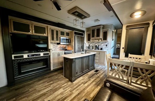 Mathis House | Waterfront Glamping at Lake Mathis