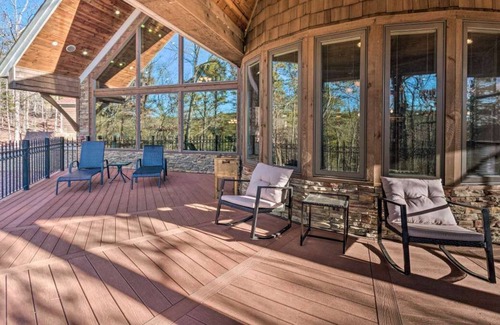 Drasco House | Waterfront Greers Ferry Lake House w/ View Decks & Boat Slip