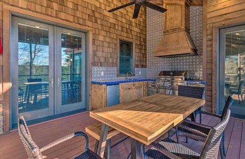 Drasco House | Waterfront Greers Ferry Lake House w/ View Decks & Boat Slip