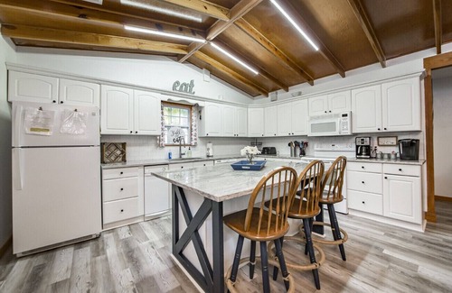 Higden House | Waterfront Greers Ferry Lake Home w/Swimming Beach