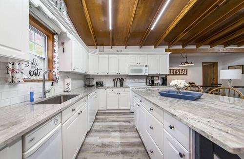 Higden House | Waterfront Greers Ferry Lake Home w/Swimming Beach