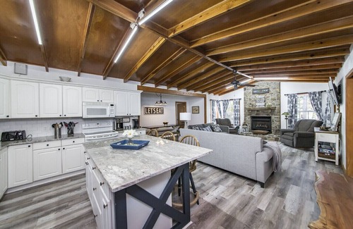 Higden House | Waterfront Greers Ferry Lake Home w/Swimming Beach