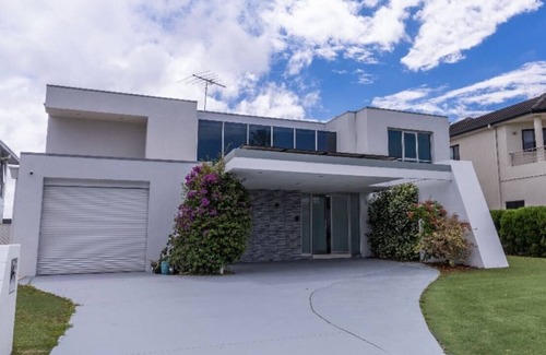 Sylvania Waters House | Waterfront Harmony House with heated pool and kayak