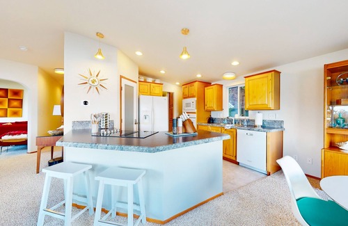 Union House | Waterfront home & cabin with private hot tub, AC, firepit & patio