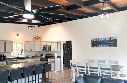 Lakehead House | Waterfront home on Shasta Lake- Bar, Pool Table, Hot Tub, Boat Parking