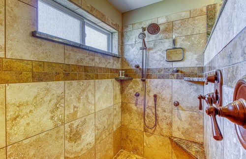 East Wenatchee House | Waterfront home w/ hot tub, dock, beach & extra sleeping in bonus/game room