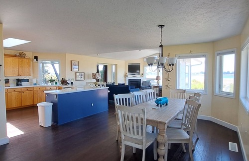 Lincoln City Cottage | Waterfront | Hot Tub | Kayaks | Crab Traps | 3~Kings