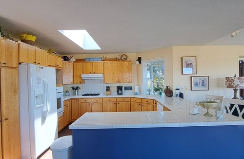 Lincoln City Cottage | Waterfront | Hot Tub | Kayaks | Crab Traps | 3~Kings