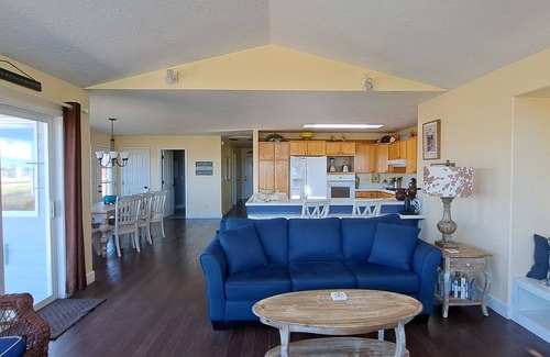 Lincoln City Cottage | Waterfront | Hot Tub | Kayaks | Crab Traps | 3~Kings