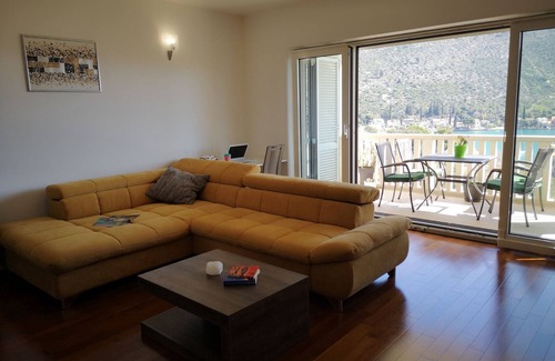 Zaton Apartment | Waterfront apartment LeMi with garage
