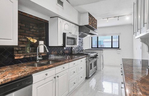 Ojus House | Waterfront huge Villa w/pool + tikibar + games