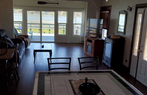 Clearlake House | Waterfront lake home w/covered private patio!