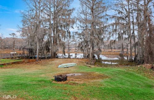 Uncertain House | Waterfront Lakeside Landing With Kayaks & Canoes