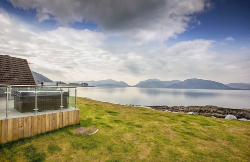 Kentallen Cottage | Waterfront Lodge 6 with Hot Tub