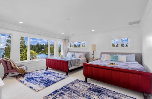 Medina House | Waterfront Luxury House on a Huge Lot /Medina