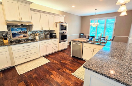 Ferndale House | Waterfront luxury retreat in Sandy point - Private dock - Steps from the beach