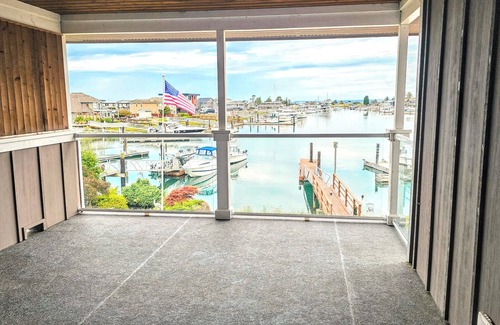 Ferndale House | Waterfront luxury retreat in Sandy point - Private dock - Steps from the beach