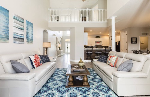 West Kissimmee Villa | Waterfront Oasis: Pool, HotTub, Cinema, Cabana BBQ, 10min to Disney, Resort BkYd