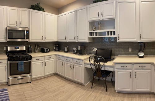 West Kissimmee Villa | Waterfront Oasis: Pool, HotTub, Cinema, Cabana BBQ, 10min to Disney, Resort BkYd