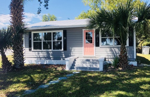 Bay Crest Villa House | Waterfront Palm Cottage