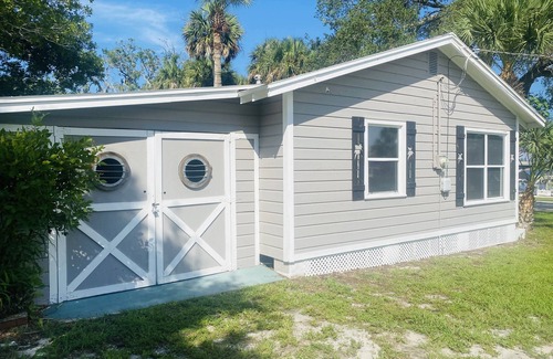 Bay Crest Villa House | Waterfront Palm Cottage