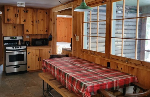 Bridgton Cabin | WATERFRONT private dock Cozy Cabin Pleasant Mt. 30m to Conway