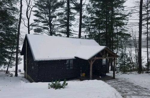 Bridgton Cabin | WATERFRONT private dock Cozy Cabin Pleasant Mt. 30m to Conway