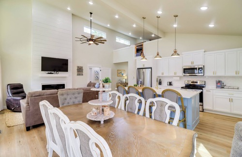 Tumbling Shoals House | Waterfront Retreat on Greers Ferry Lake w/Hot Tub