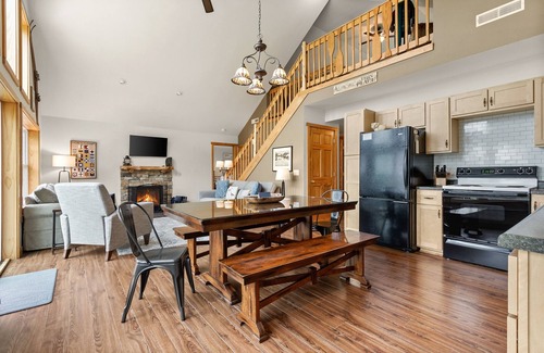 Idlewild House | Waterfront Retreat Private Yard & Fire Pit
