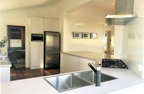 Goolwa Cottage | Waterfront Retreat With Expansive Views - Walking Distance to Wharf & Cafes
