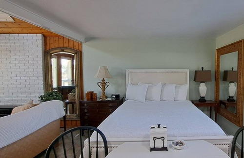 Lincoln City Cottage | Waterfront studio cottage...just steps to the sandy shoreline of the Siletz Bay